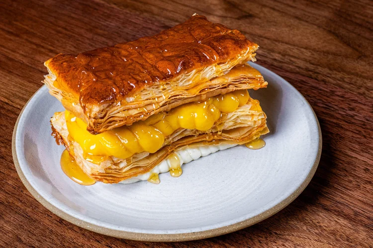 Peach cobbler dessert