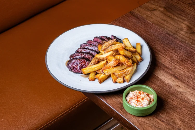 Steak frites plated